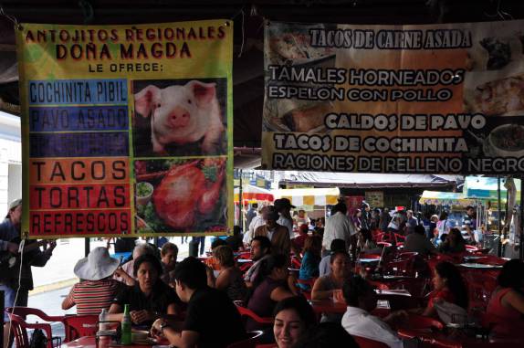 Mercado popular na principal praça de Mérida, a capital do Yucatán, no México